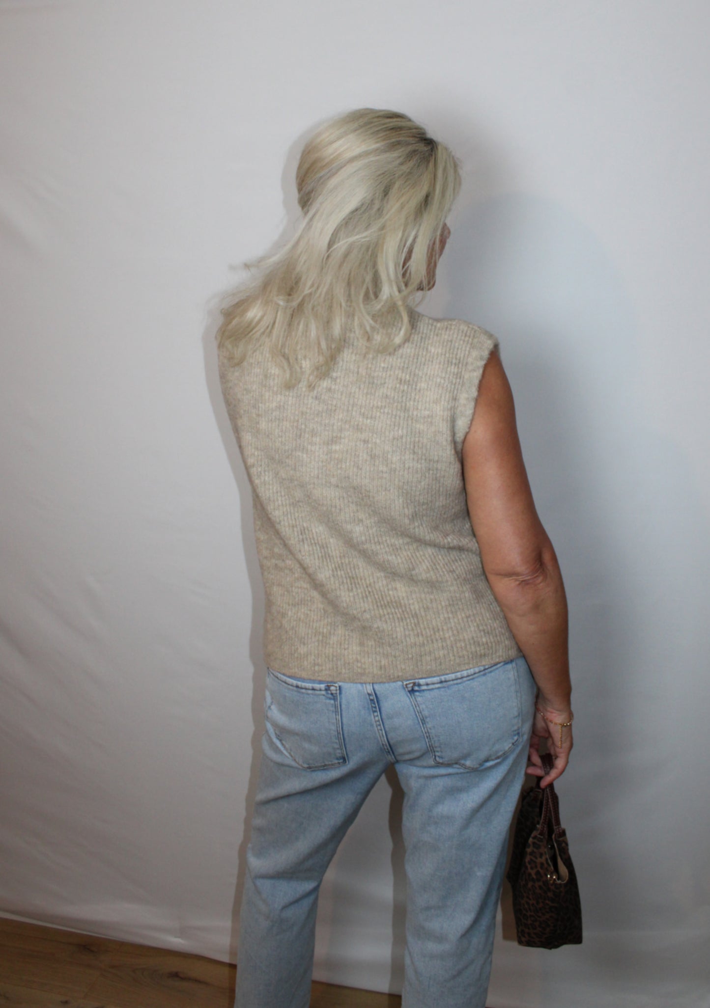 Top Mae beige – zachte knit top met knoopsluiting | Myjewellen