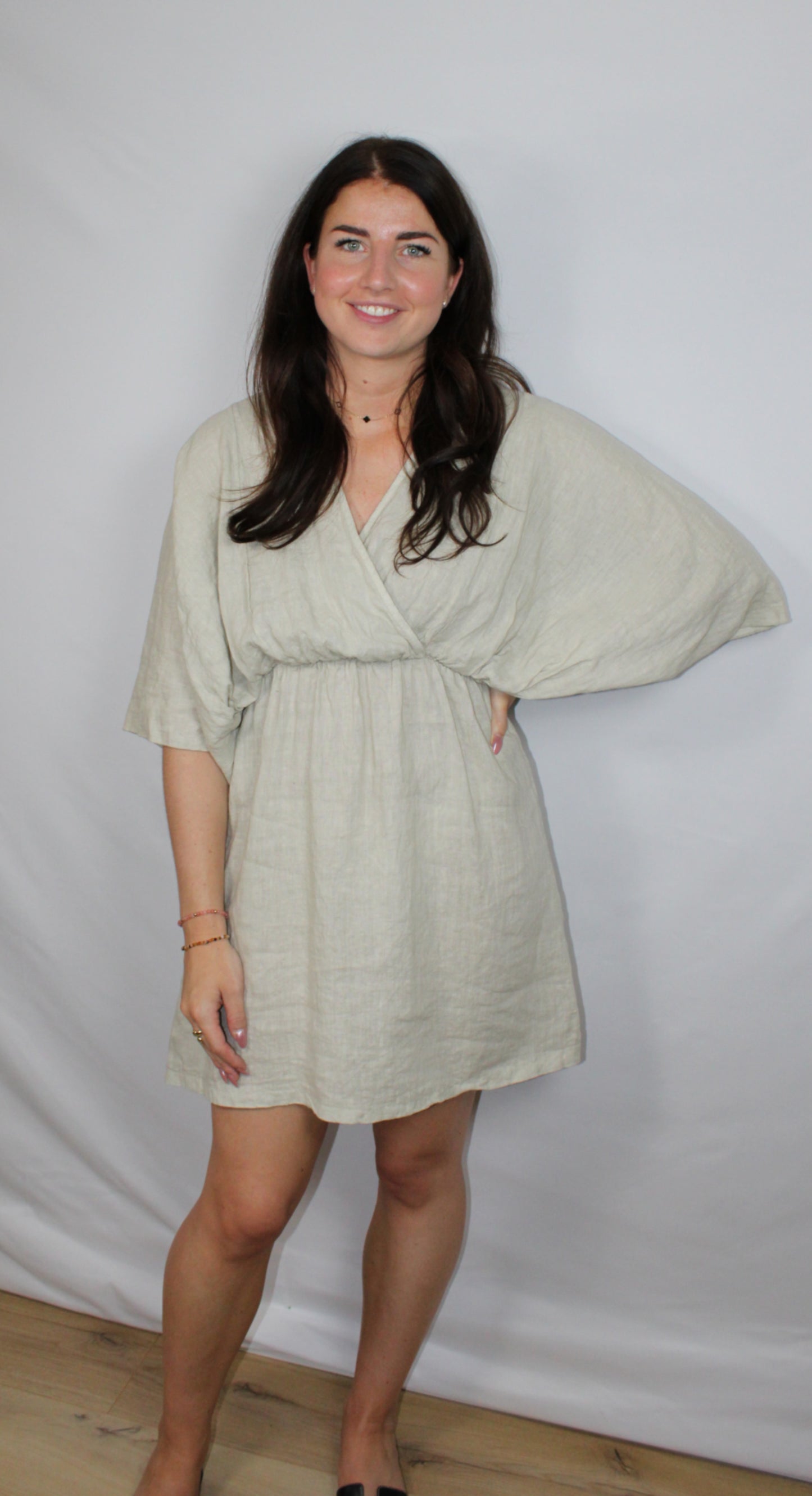 Beige linnen jurkje met vlinder mouwen, One Size passend van XS tot L, luchtig zomerjurkje voor dames | Myjewellen