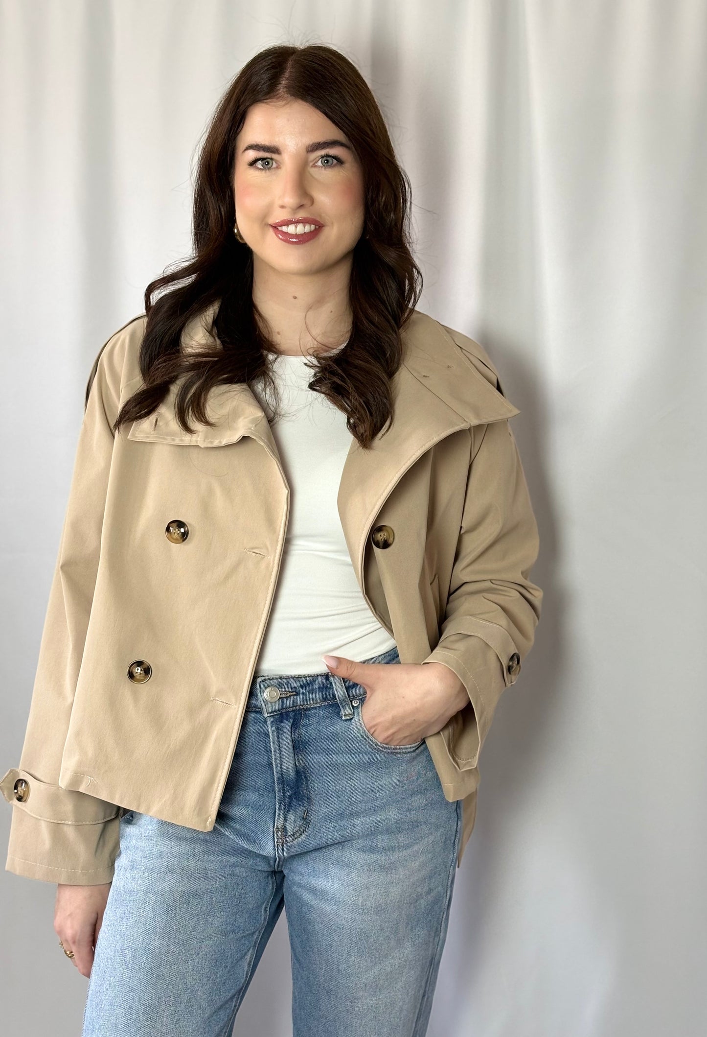 Beige mini trenchcoat met moderne pasvorm – Myjewellen