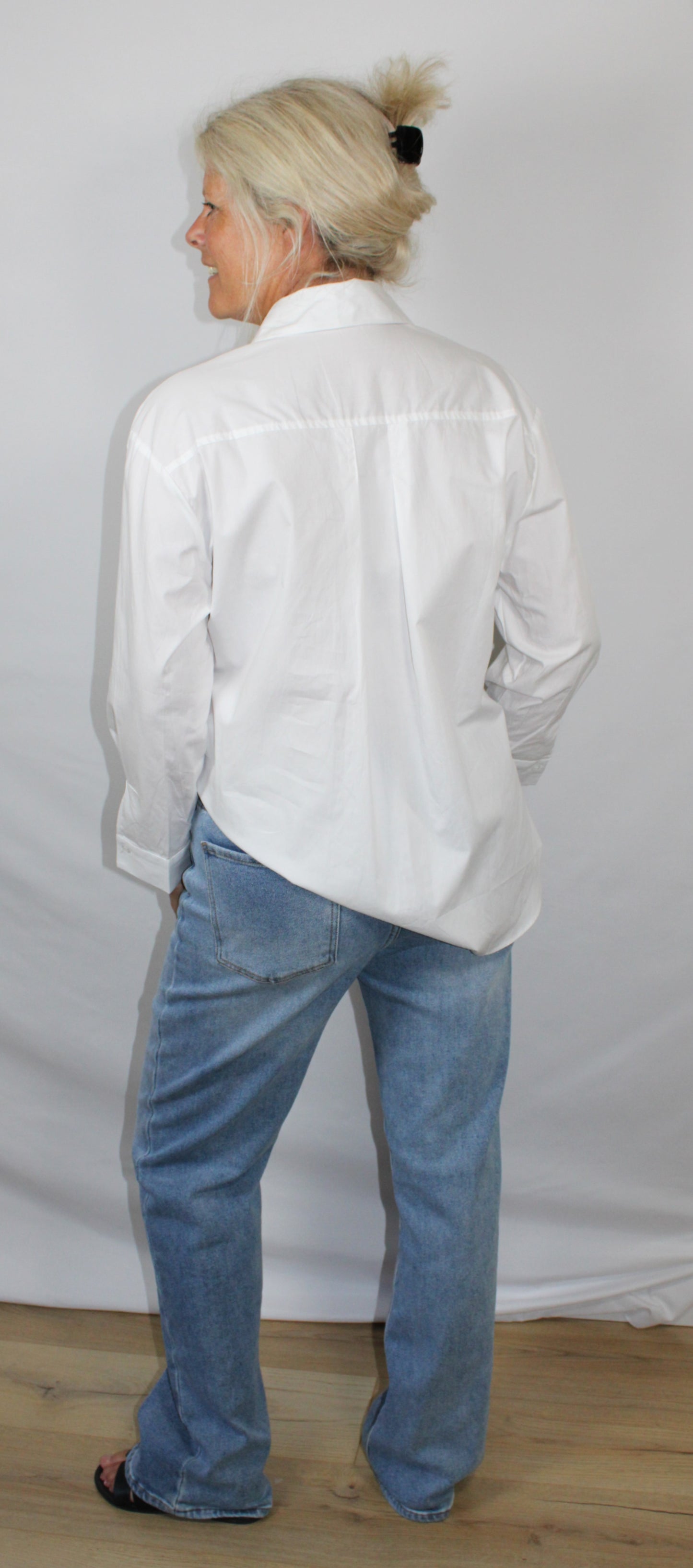 Ruimvallende witte blouse dames met langere achterzijde | Myjewellen