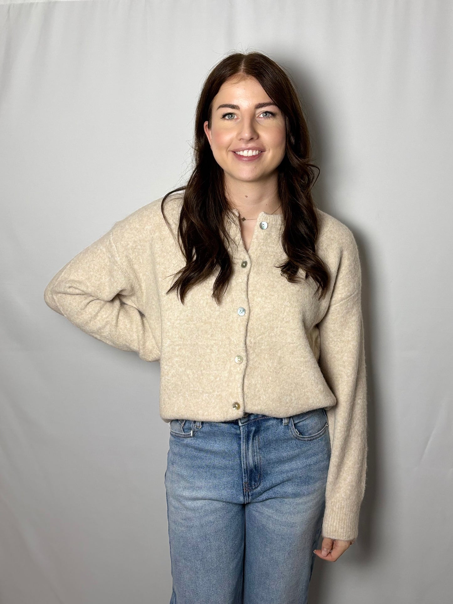 Beige soft knit cardigan | zacht gebreid damesvest met knoopsluiting | Myjewellen