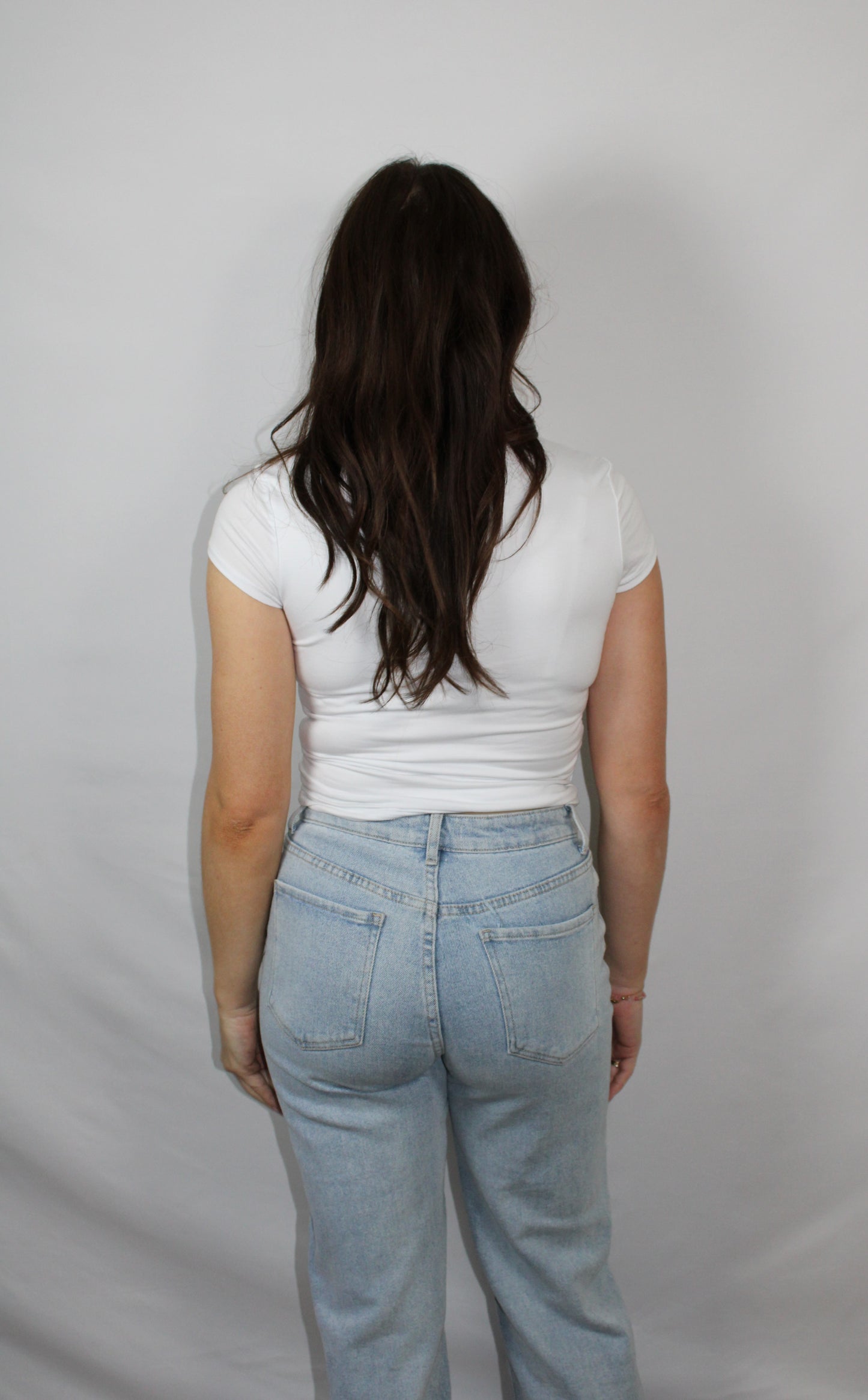 Witte basic top voor dames met een aansluitende pasvorm en ronde halslijn.