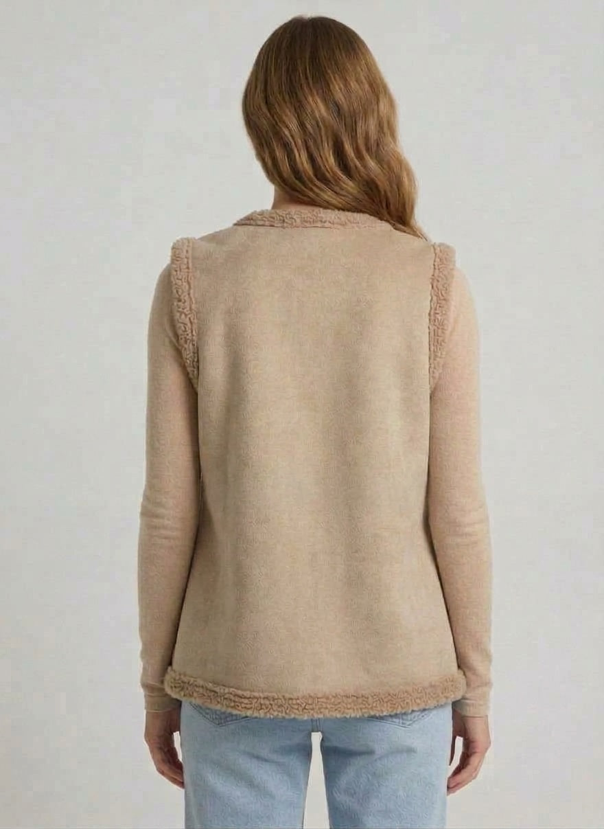 Achterkant van de zachte beige teddy bodywarmer.