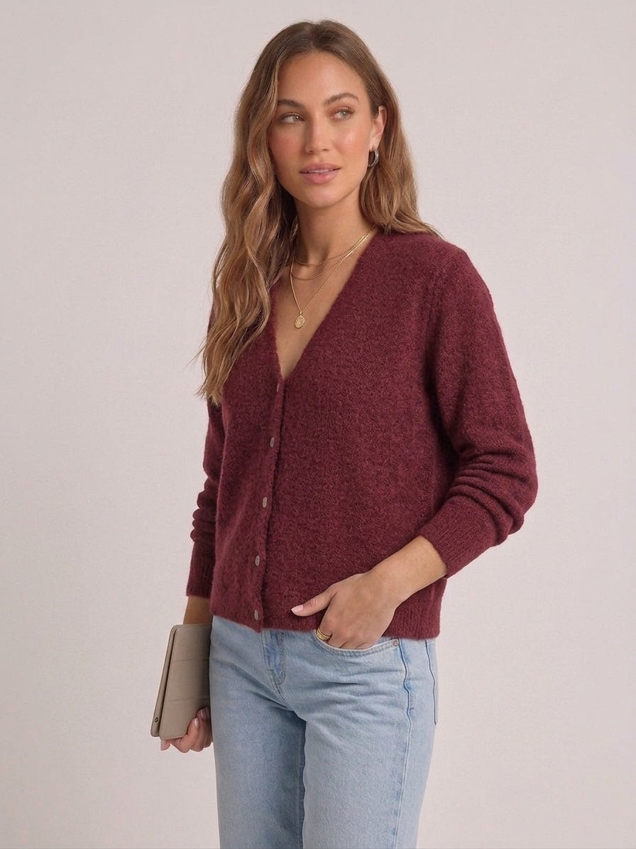 Nova Luxe Cardigan in het bordeaux van Myjewellen: een warm bordeaux rood gebreid dames vestje met een V-hals.