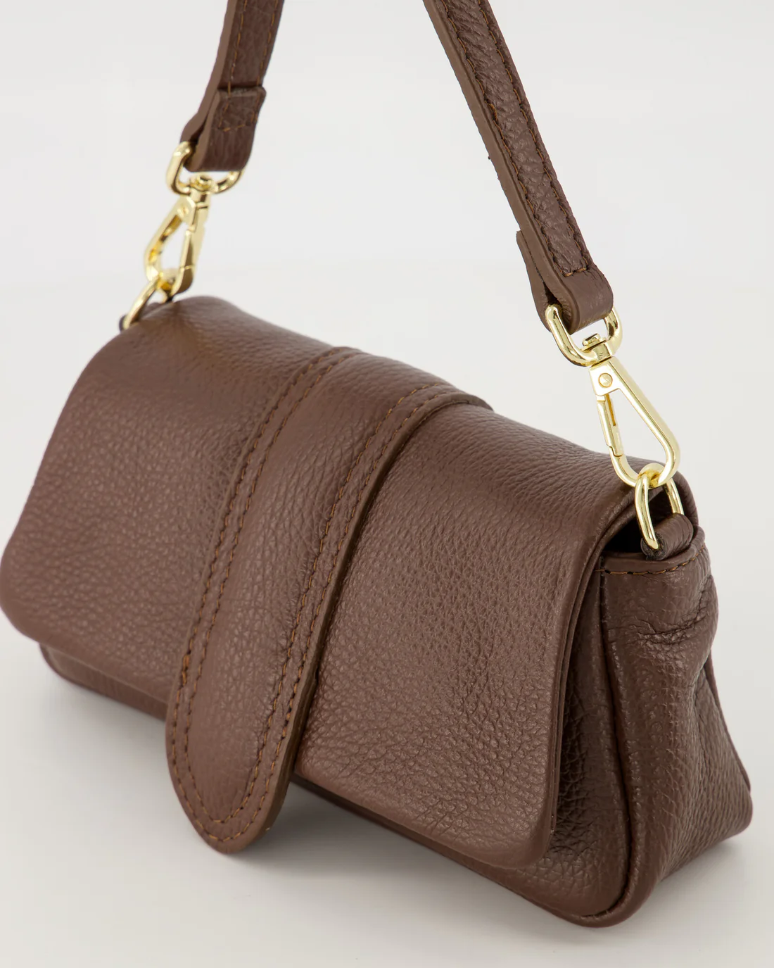 Kleine bruine leren tas met tijdloos design en compact formaat.