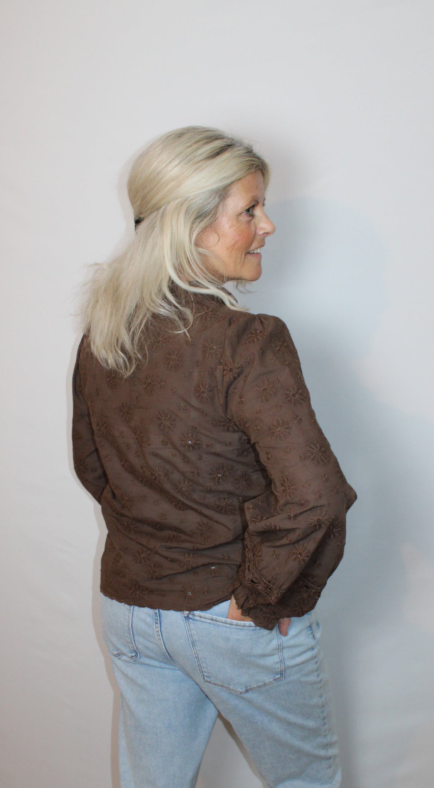 Stijlvolle bruine blouse dames met relaxed fit | Myjewellen