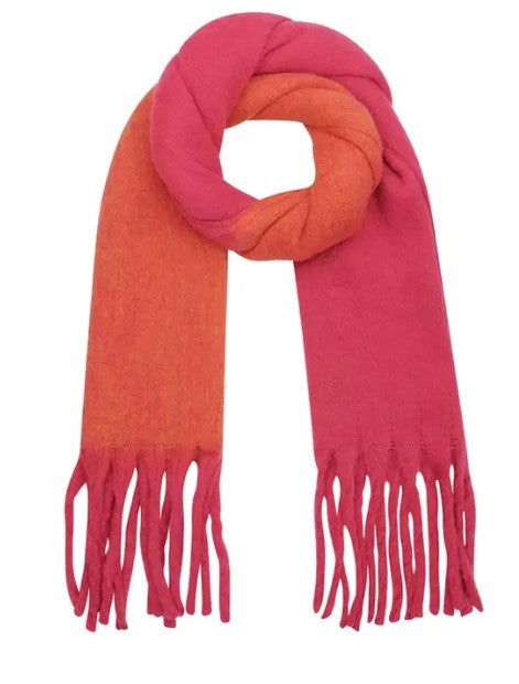 Dichtbij detail van de zachte, warme fuchsia roze stof van de dames statement wintersjaal.