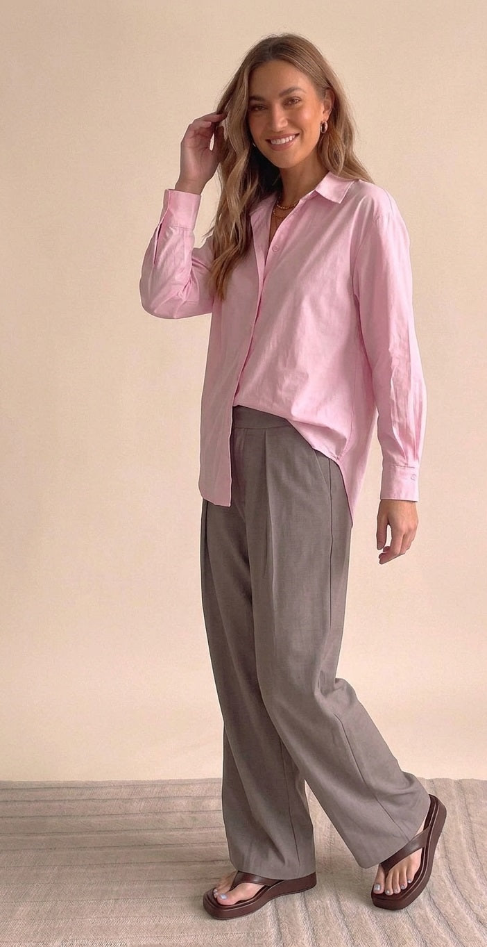 Gedetailleerde productfoto van de achterkant van de oversized lichtroze blouse Mara, met een flatterende langere valling.