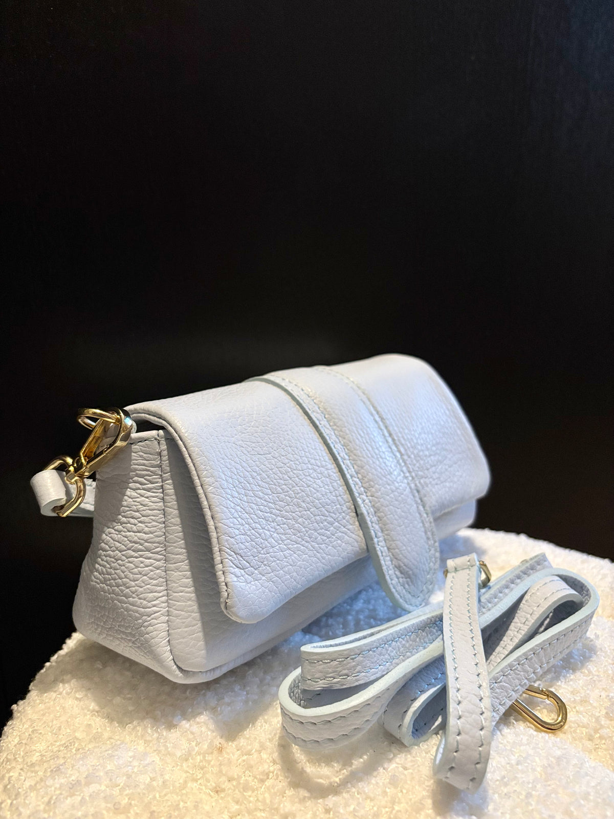 Lichtblauwe leren schoudertas Rosa – luxe en minimalistische damestas | Myjewellen