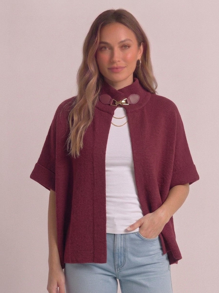 Lima Cape Poncho in het bordeaux van Myjewellen: een luxe gebreid dames cape vest met een opstaande kraag en een stijlvolle gespsluiting.