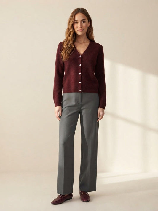 Corporate Chic: Grijze Pantalon & Knit Cardigan Nova Bordeaux