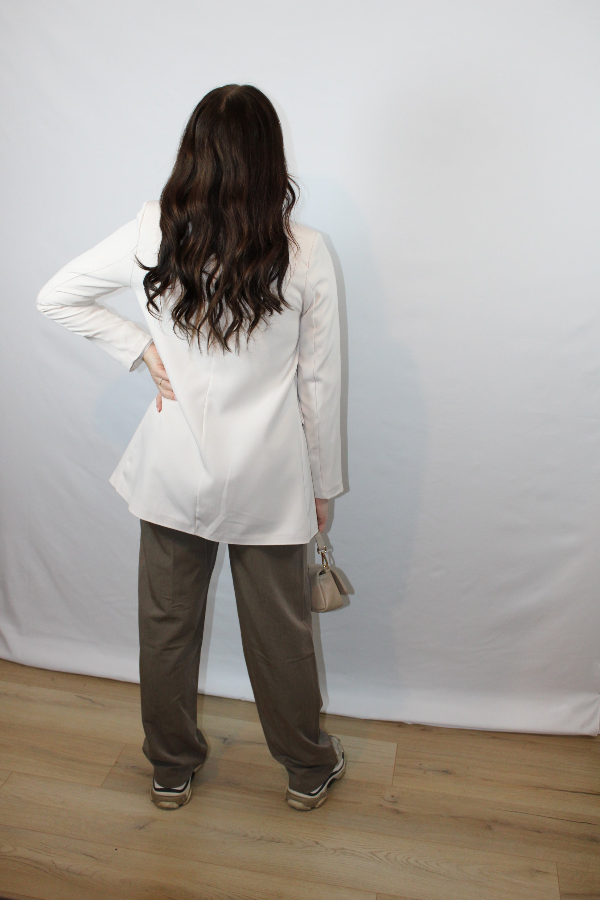 Achterkant neutral beige blazer – veelzijdige blazer voor casual en chic | Myjewellen