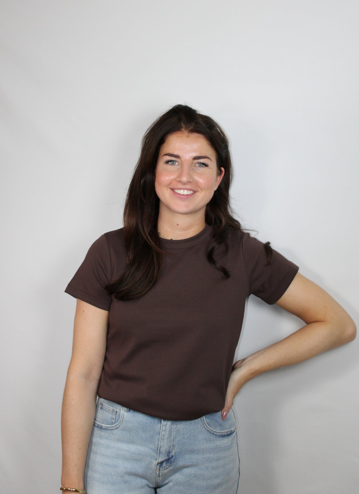 Bruin basic dames T-shirt van zacht ademend katoen met korte mouwen – Myjewellen kleding.