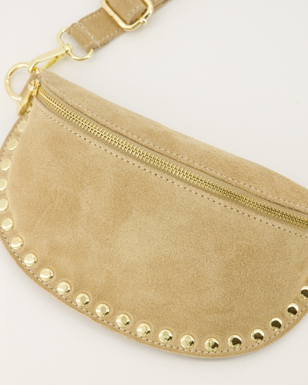Gold zipper detail op beige suède half‑moon small bag van 100% rundleer.