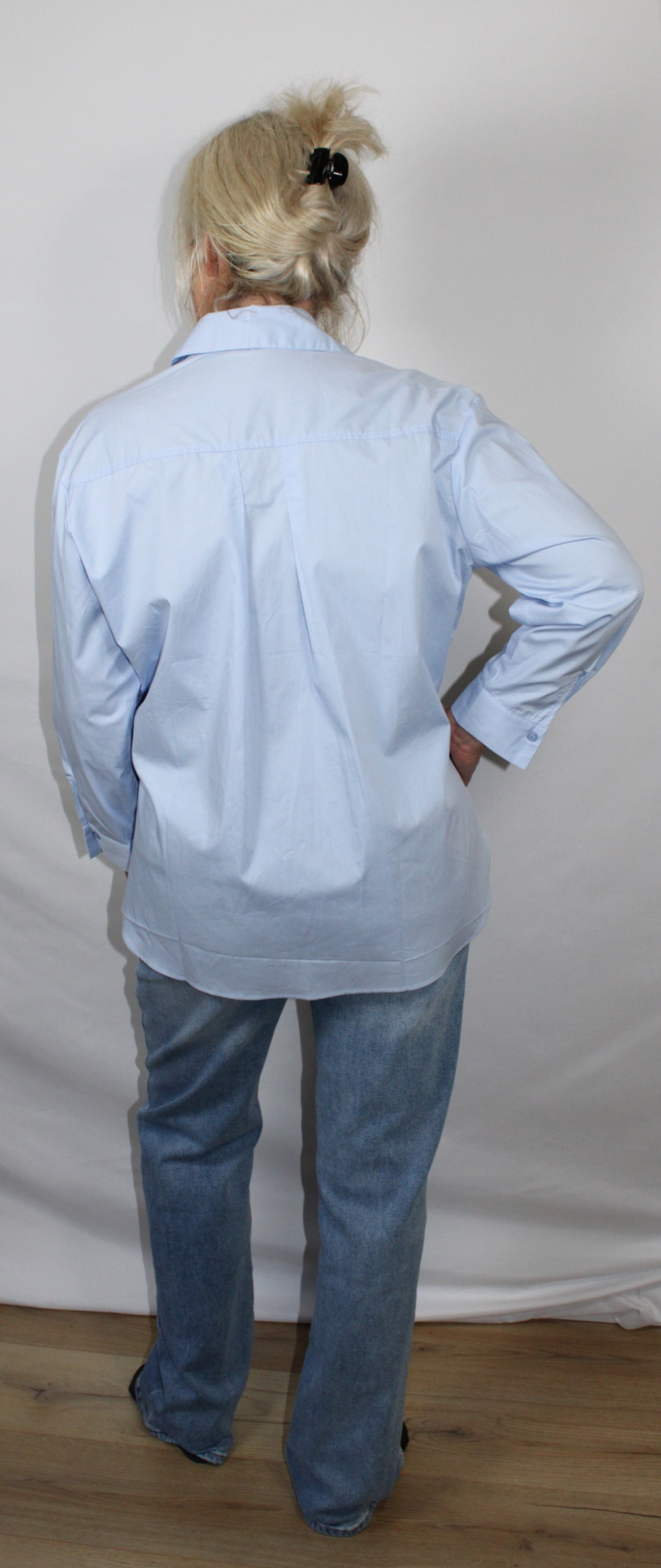 Ruimvallende lichtblauwe blouse dames met langere achterzijde | Myjewellen