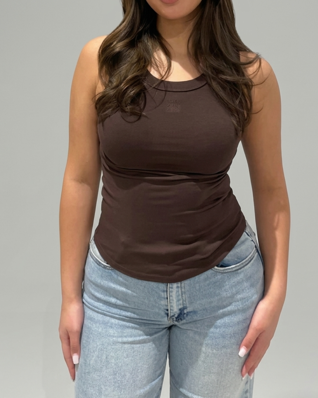 Bruine mouwloze dames top van Myjewellen | stretch en aansluitende pasvorm