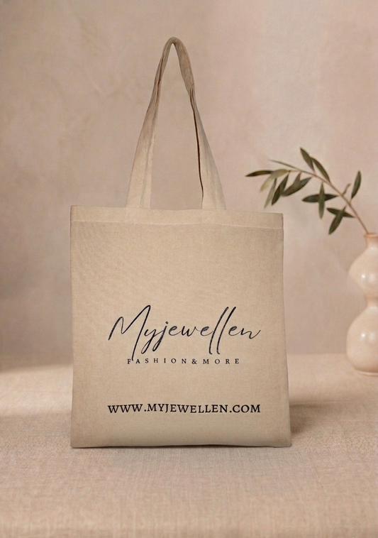 Beige canvas shopper van het merk Myjewellen Fashion & More, staand gepresenteerd in een stijlvolle, lichte setting.