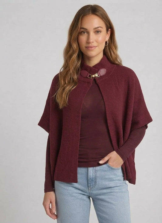 Lima Cape Poncho in het bordeaux van Myjewellen: een luxe gebreid dames cape vest met een opstaande kraag en een stijlvolle gespsluiting.