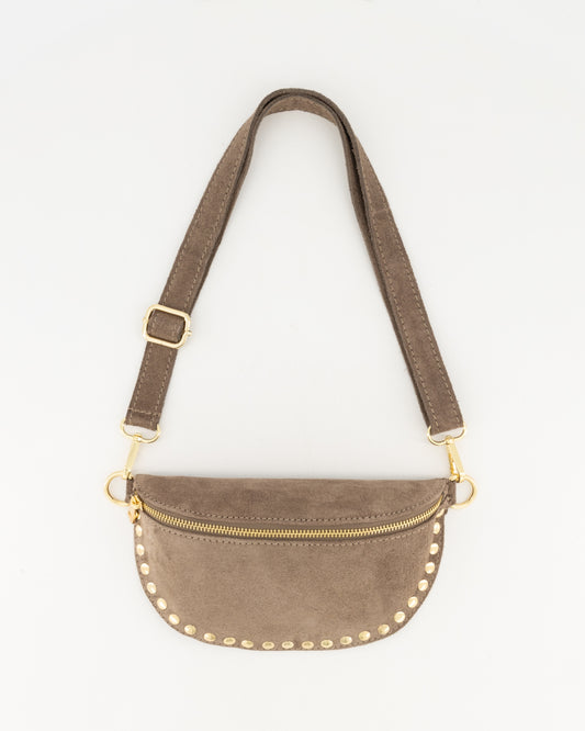 Taupe suède half‑moon small bag van 100% rundleer met gold studs en gold zipper.
