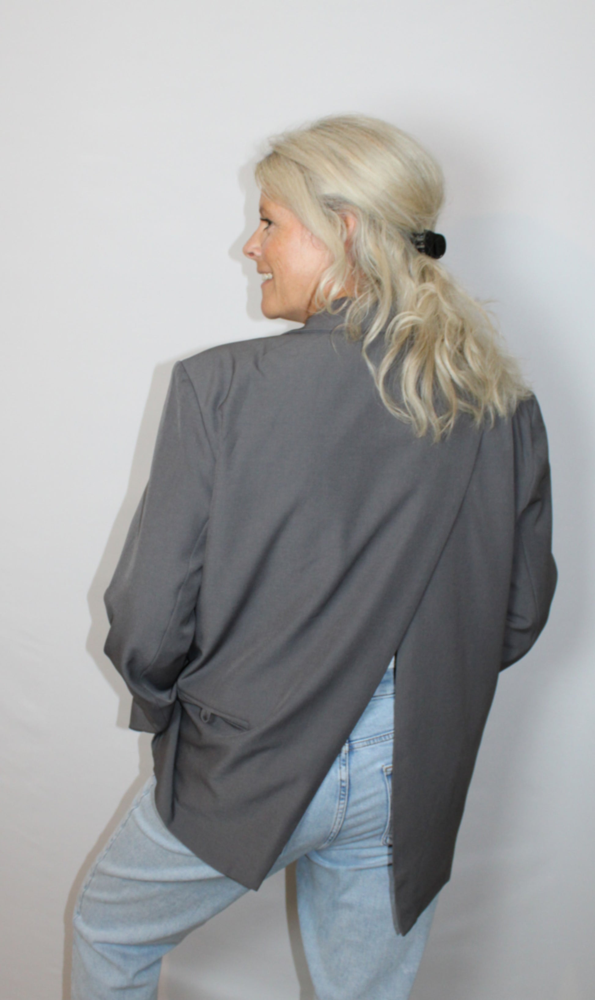 Grey oversized blazer – trendy en tijdloze blazer met splitrug |Myjewellen