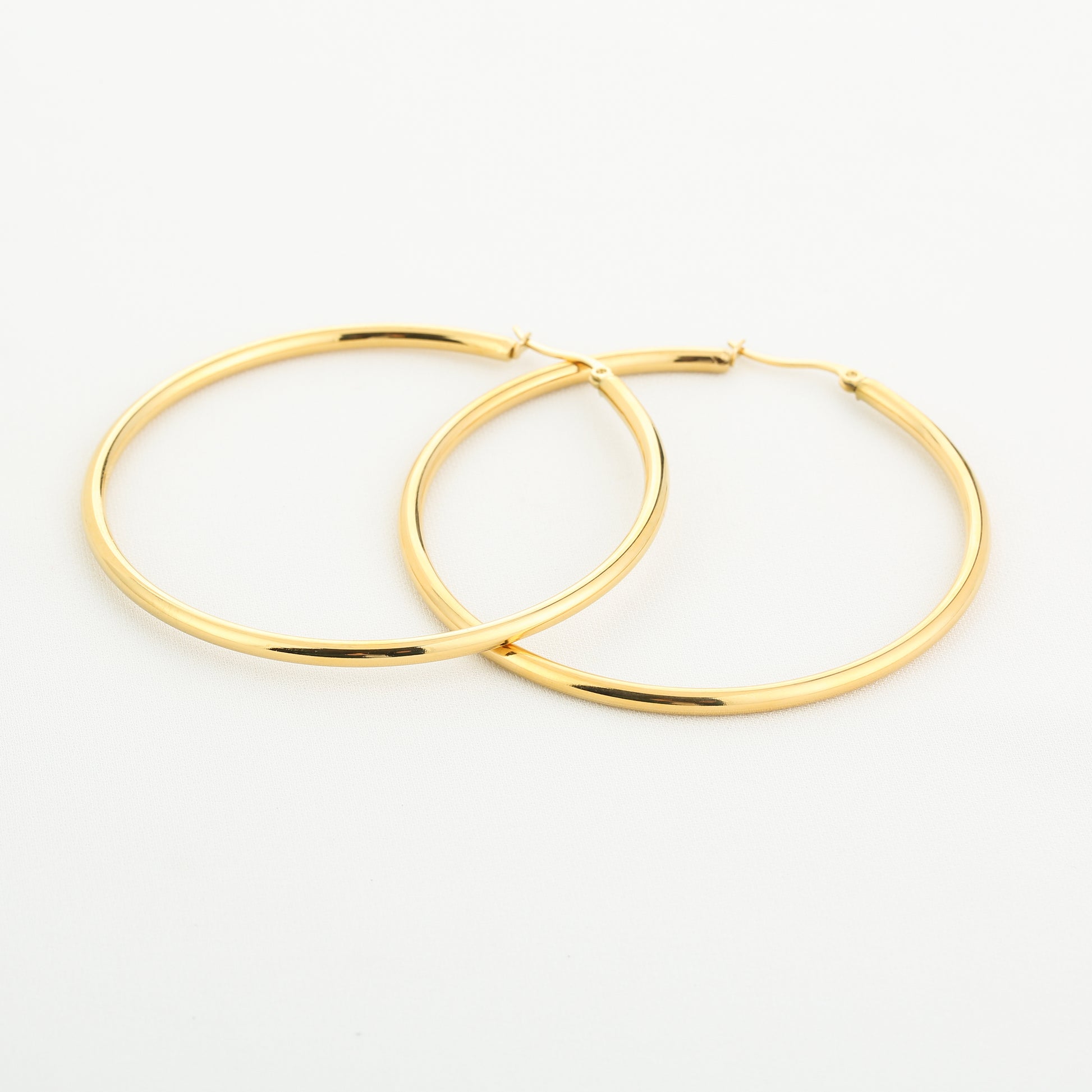 Goudkleurige grote oorringen | tijdloze statement oorbellen | Myjewellen