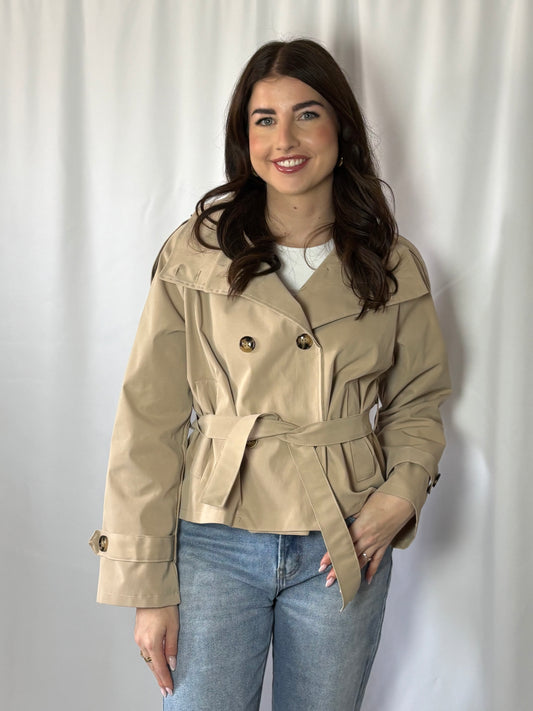 Harper Mini Trench Beige – korte beige trenchcoat dames | Myjewellen