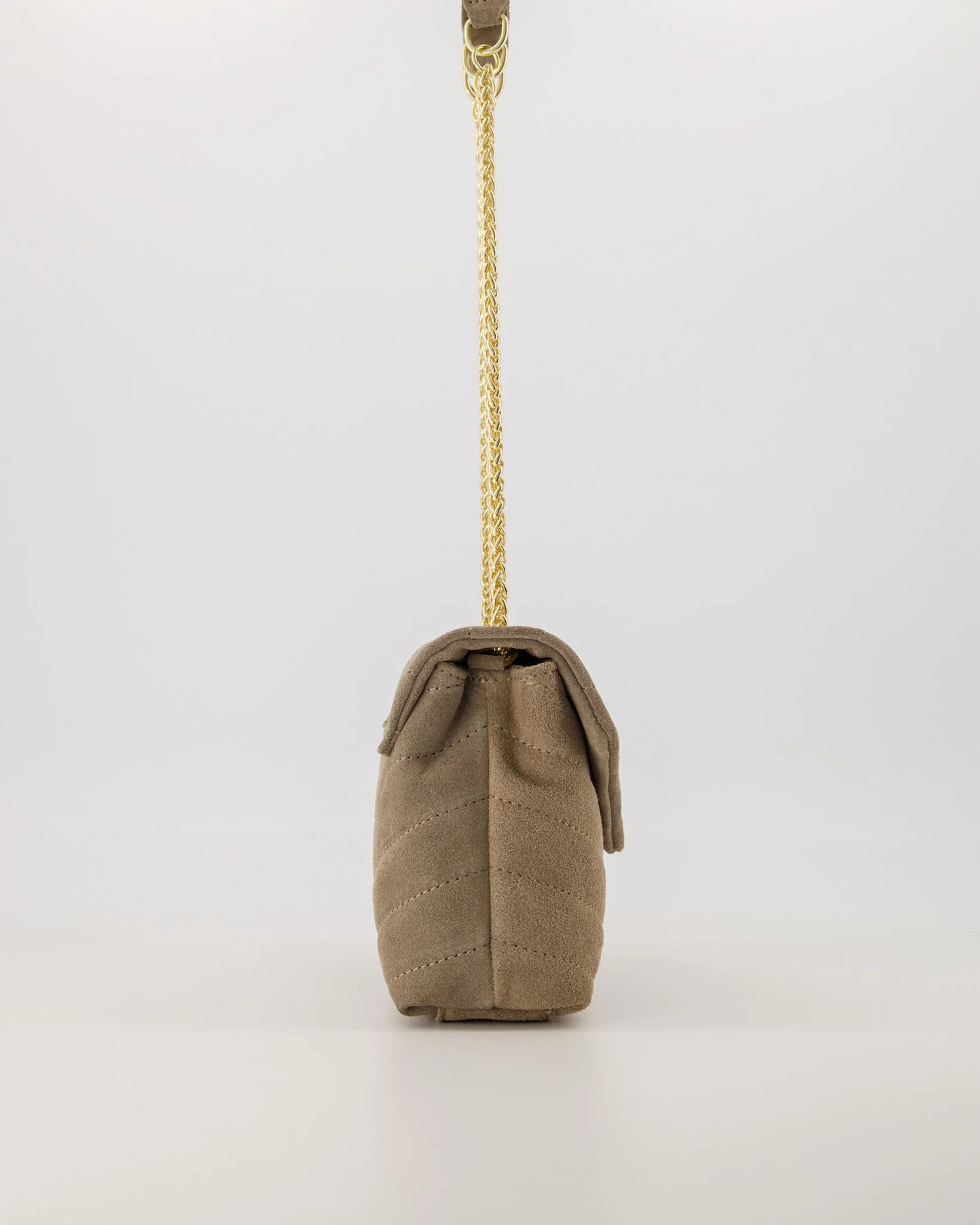 Elegante taupe suède June Bag met gouden kettinghengsel