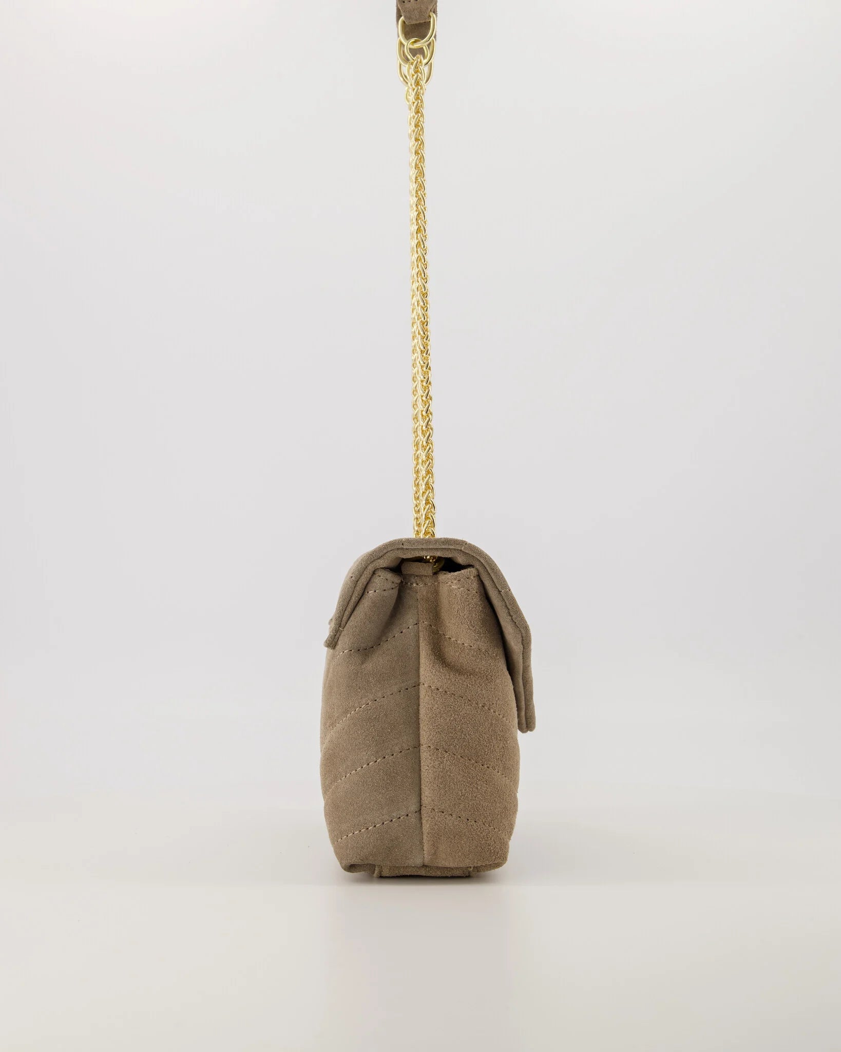 Elegante taupe suède June Bag met gouden kettinghengsel