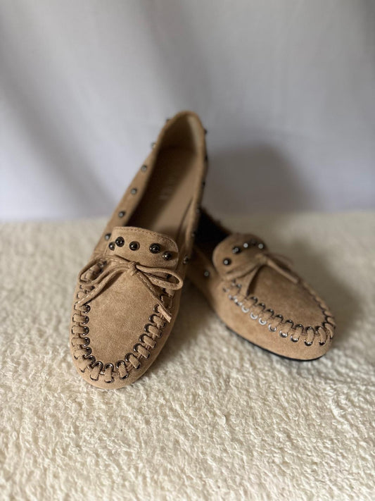 Khaki damesmocassins van suède‑look materiaal met decoratieve studs en platte zool.