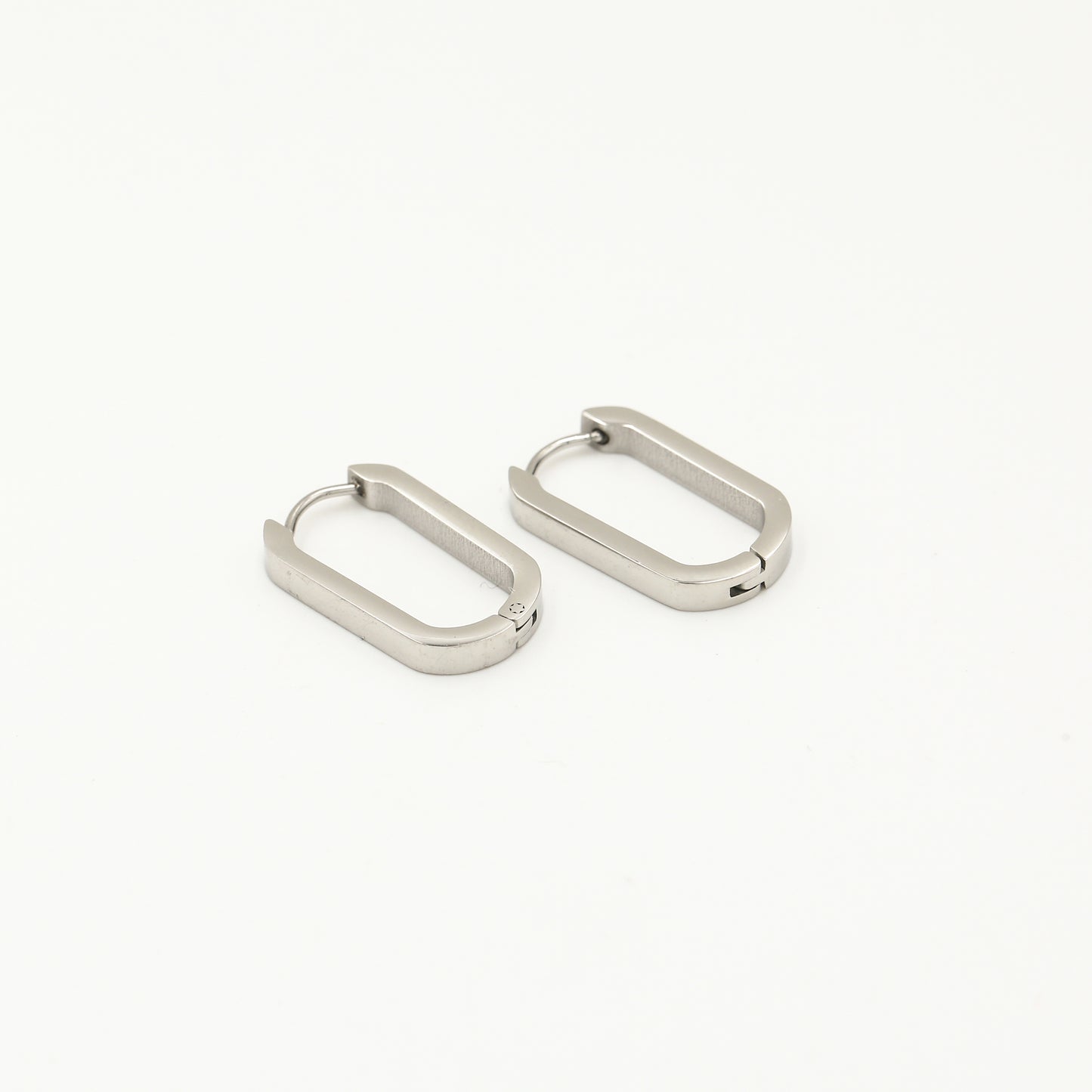 Langwerpige hoops zilver – stijlvolle zilverkleurige oorbellen | Myjewellen