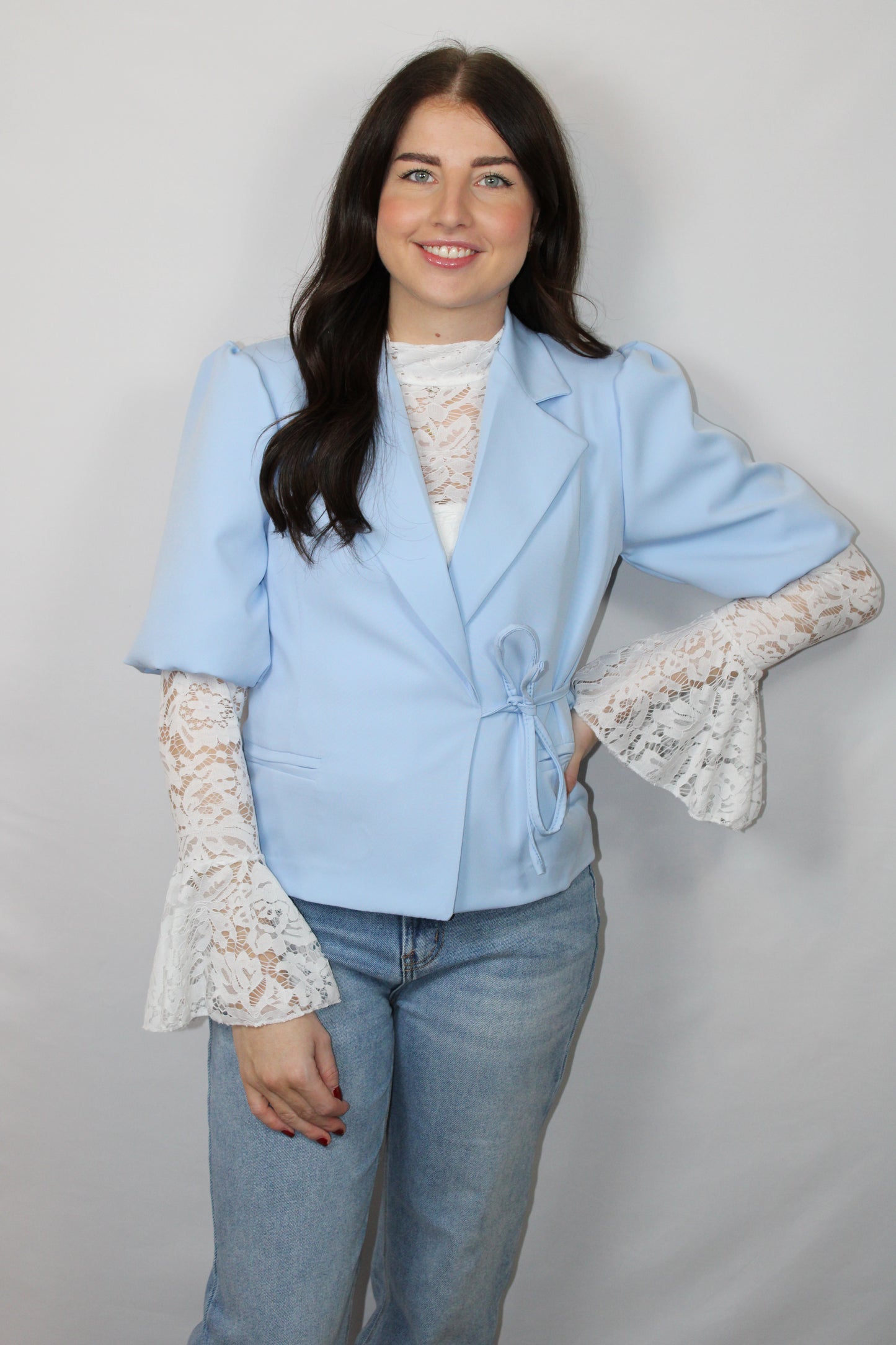 Mia wrap blazer lichtblauw – korte pofmouwen en striksluiting | Myjewellen