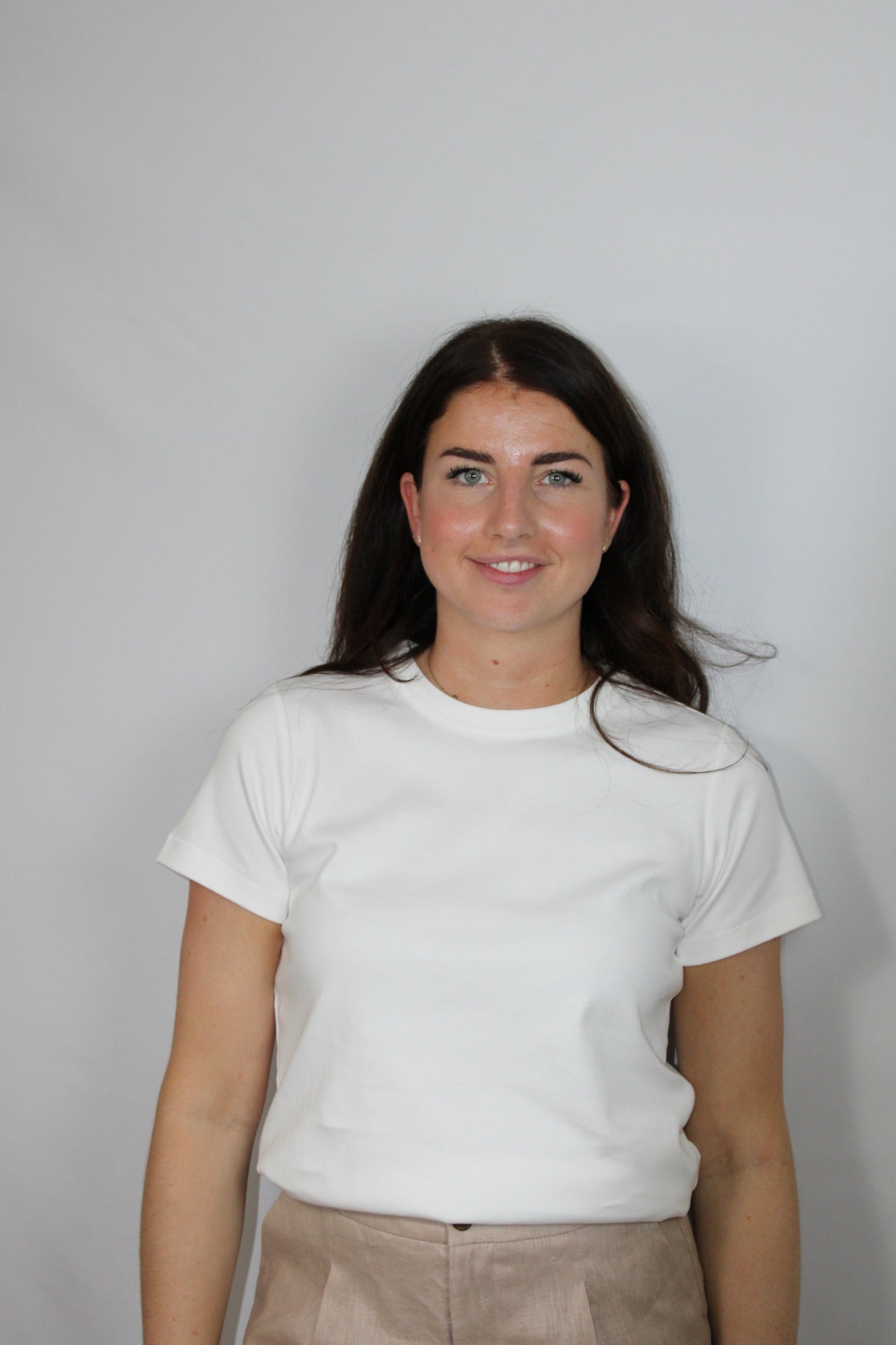 Basic T-shirt in de kleur off-white, een tijdloze katoenen essential voor dames – Myjewellen kleding.