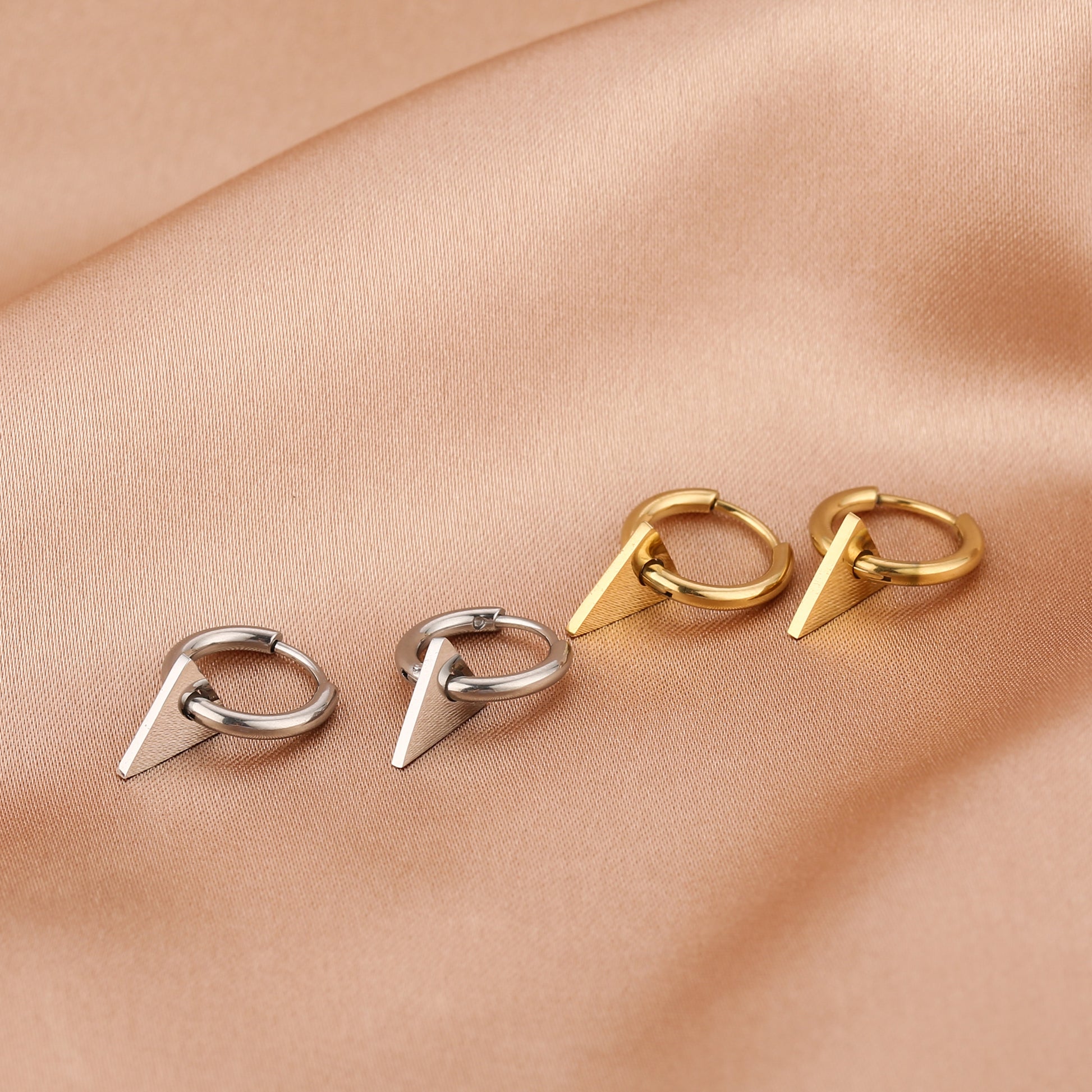 Oorbellen driehoek hanger goud en zilver | Myjewellen