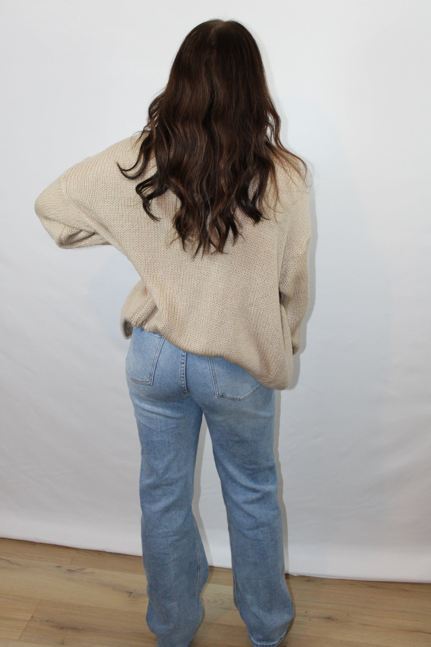 Openvallend taupe damesvest met ruches op de mouwen van Myjewellen