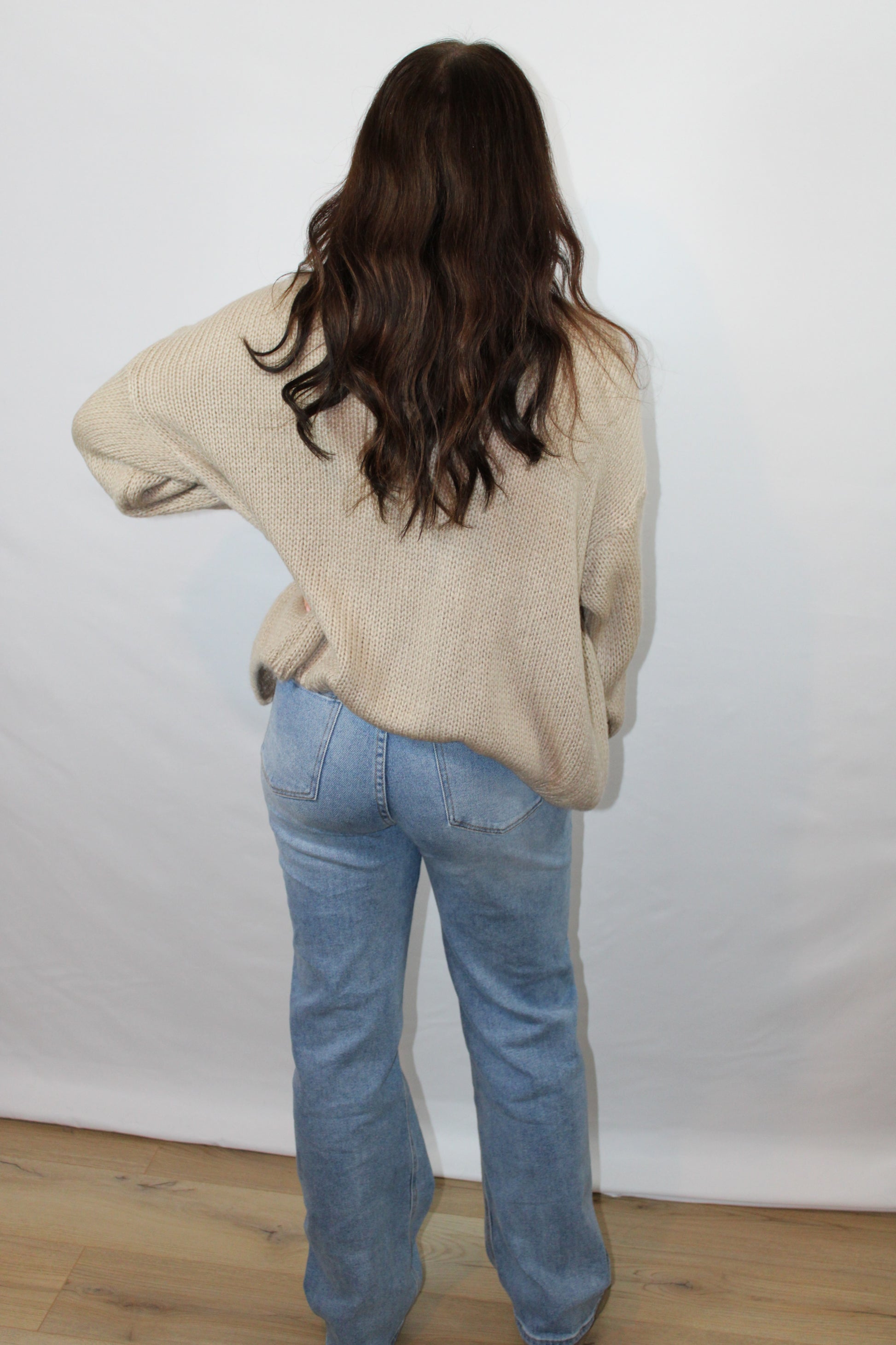 Openvallend taupe damesvest met ruches op de mouwen van Myjewellen