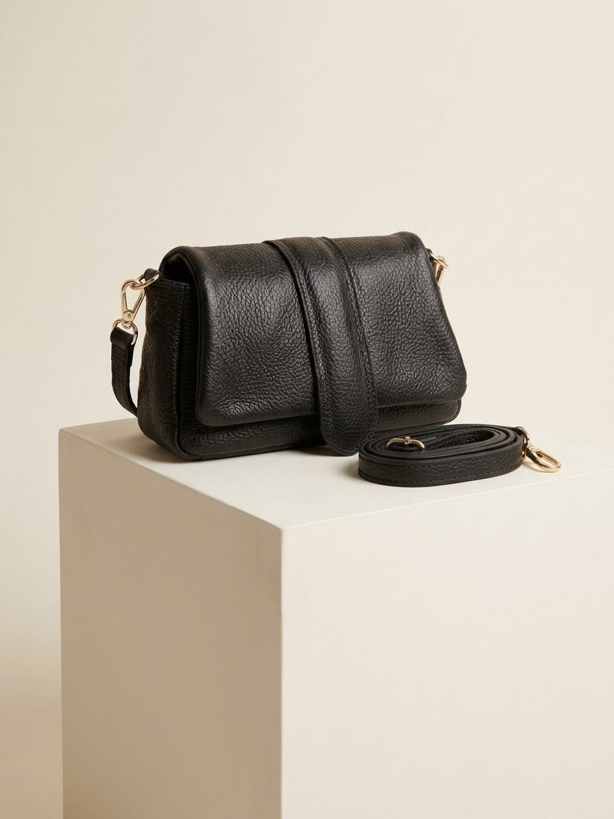 Zwarte leren crossbody tas op blok.