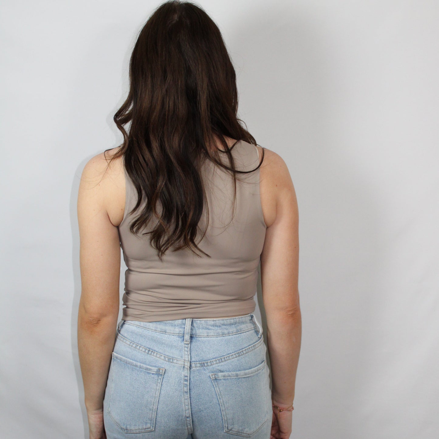  Taupe top zonder mouwen – model draagt elegante top | Myjewellen