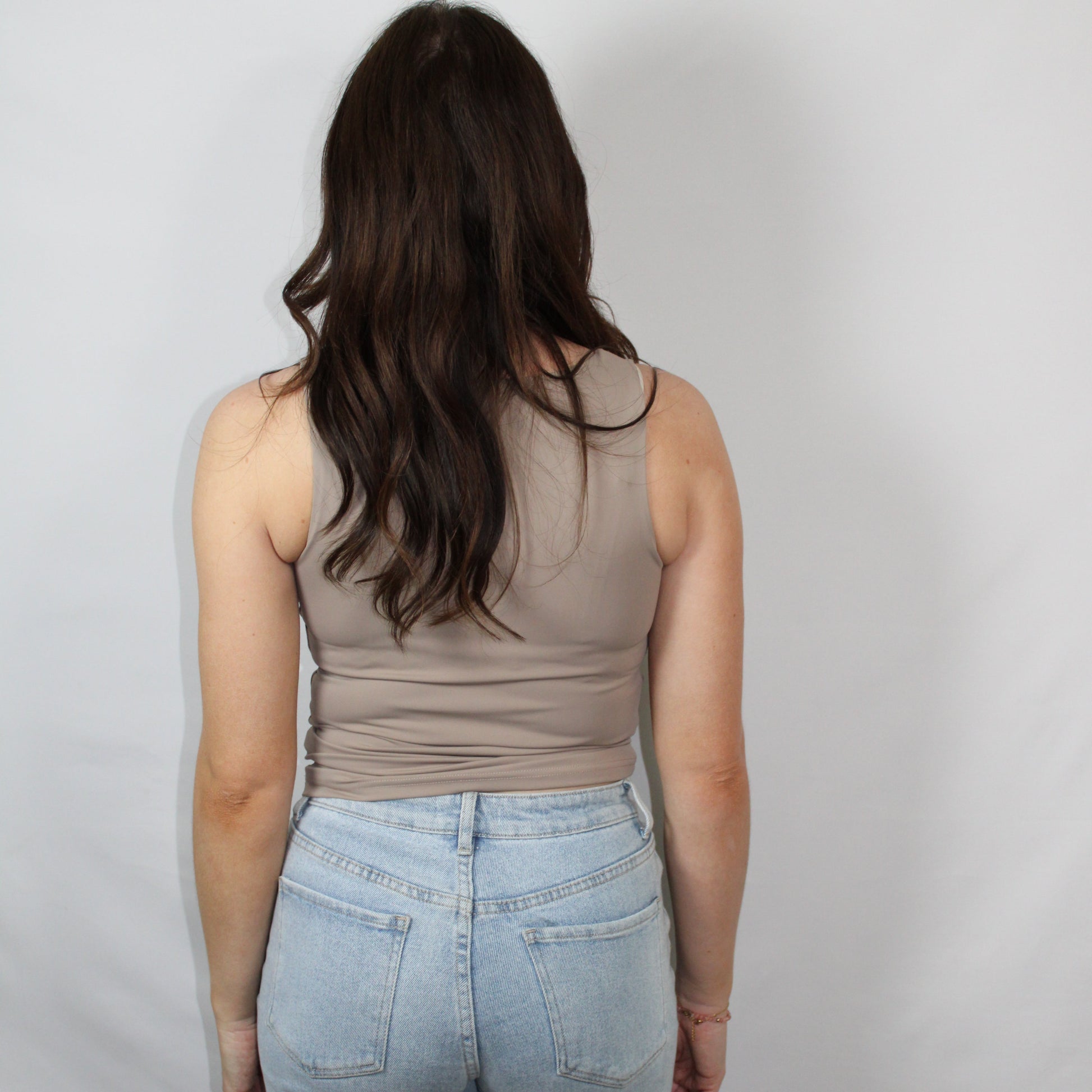  Taupe top zonder mouwen – model draagt elegante top | Myjewellen