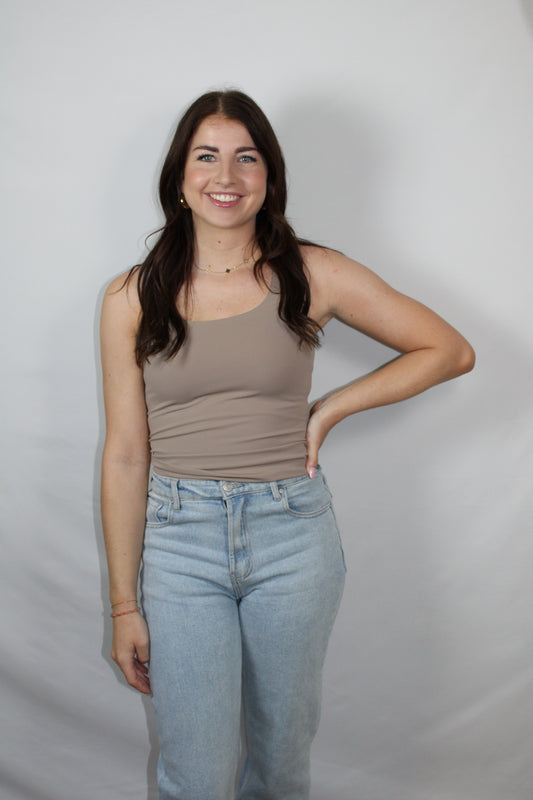 Mouwloze taupe top met dubbele voering | Myjewellen