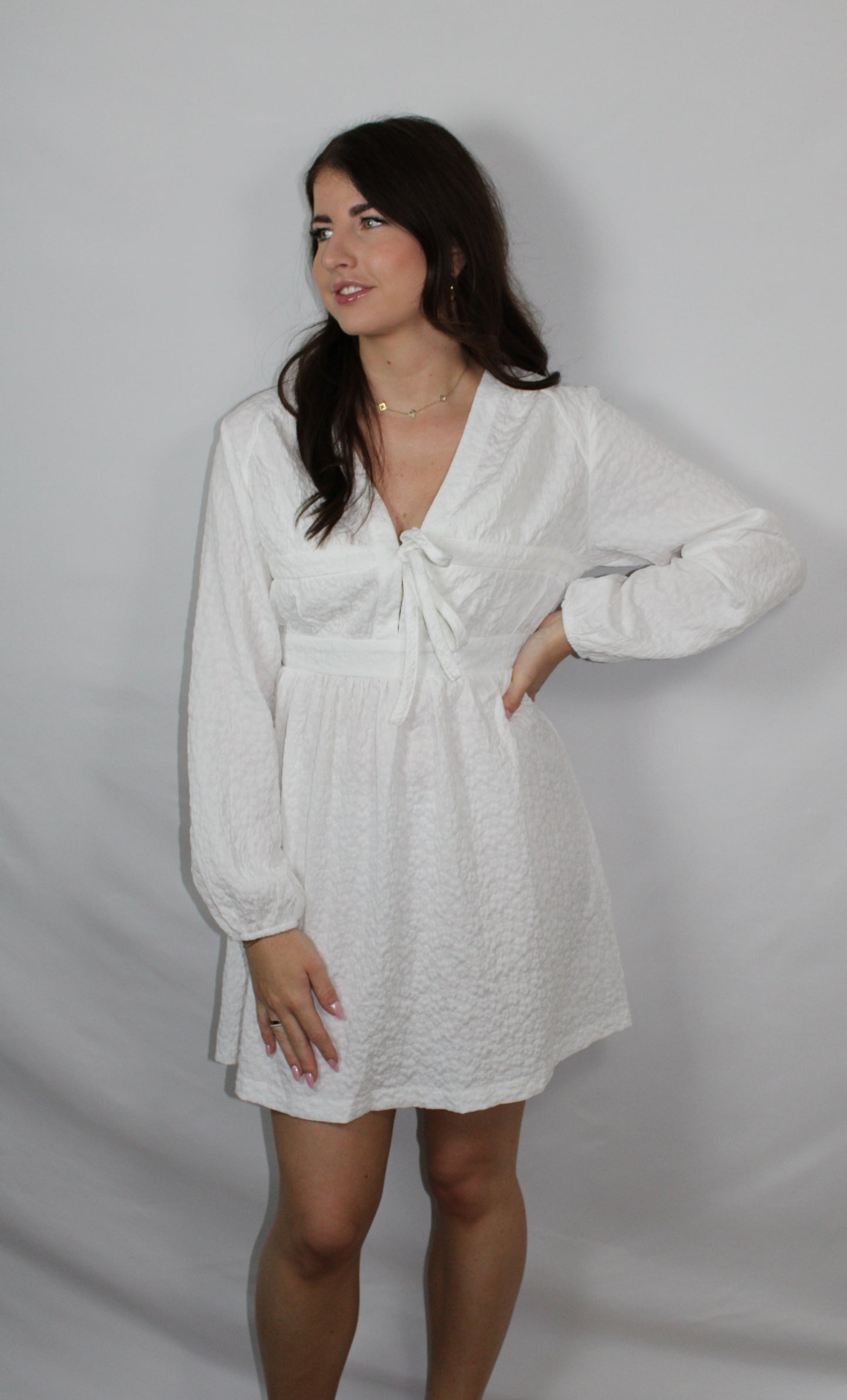 Wit jurkje met lange mouwen van 100% polyester, tijdloos model met elegante pasvorm | Myjewellen