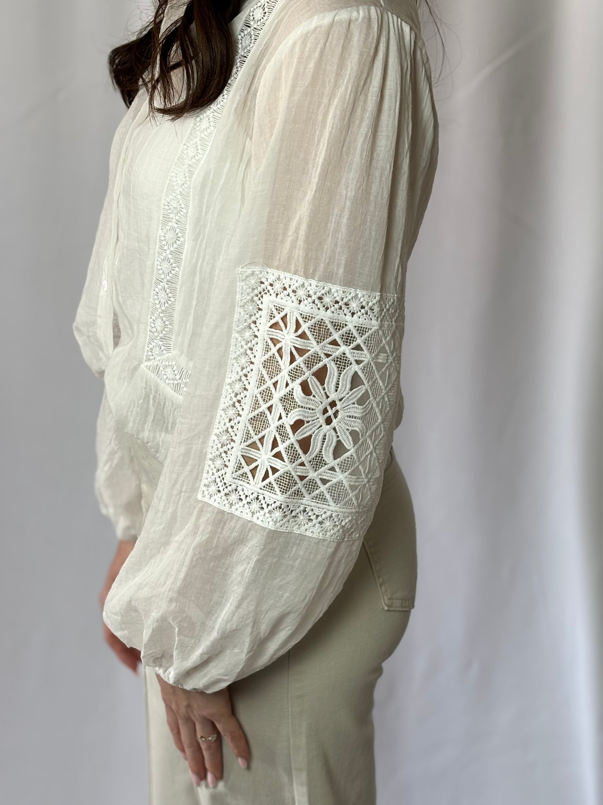 Witte blouse met subtiele borduursels – Livia | Myjewellen