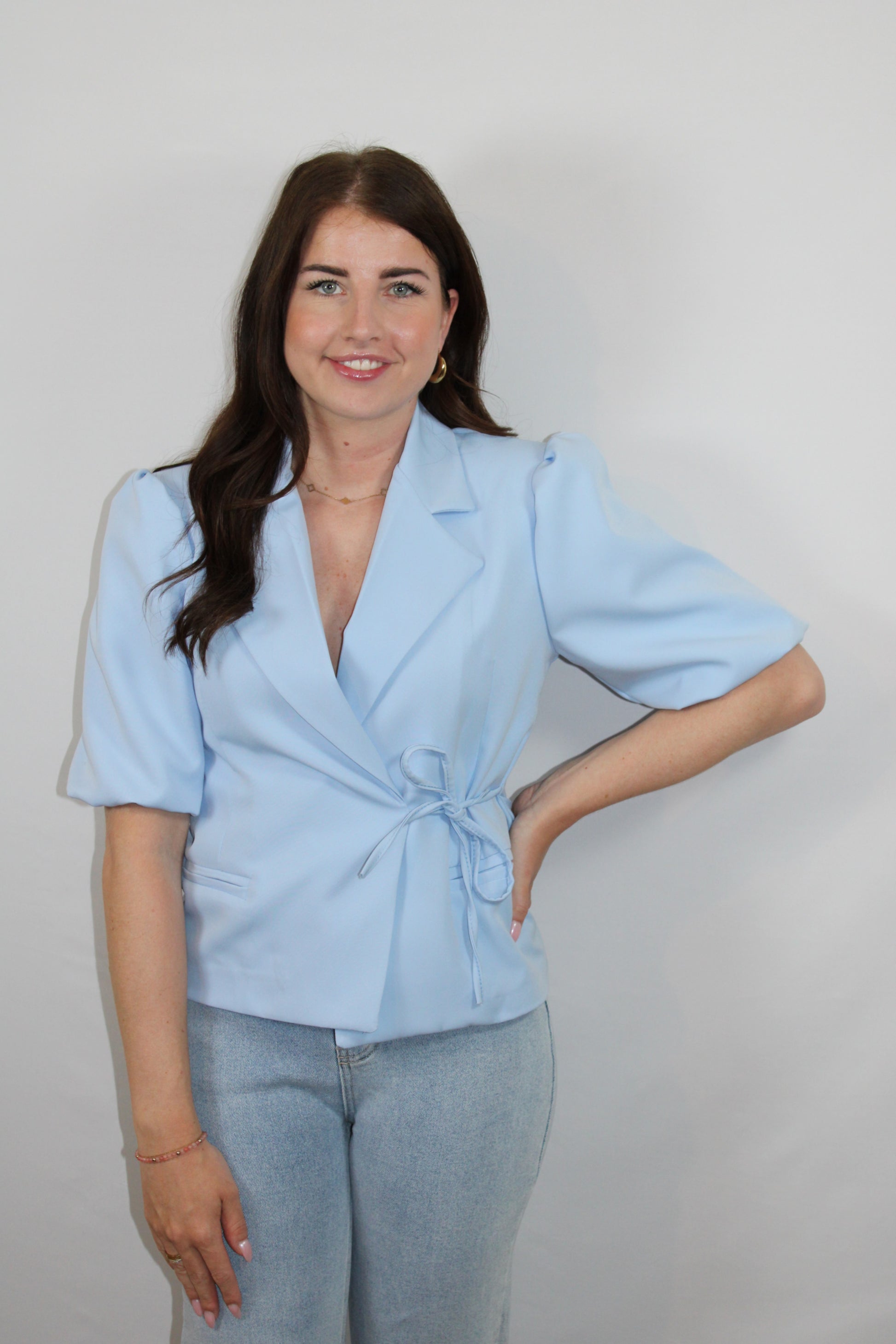 Wrap Blazer Lichtblauw – Elegante Wikkelblazer met Korte Pofmouwen
