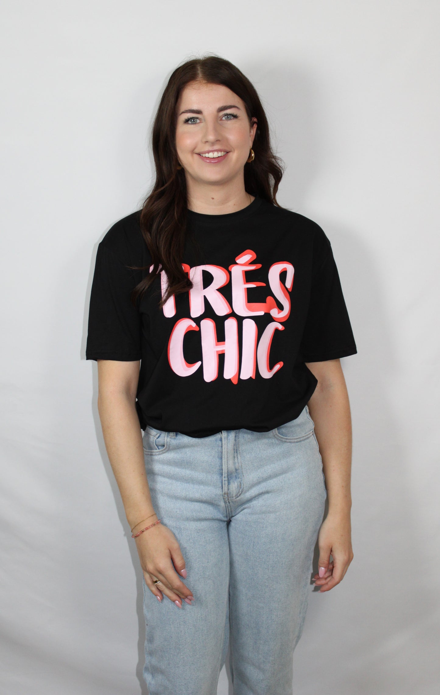 Zwart dames T-shirt met korte mouwen, lichte oversized fit en de tekstopdruk 'Trés Chic' – Myjewellen kleding.
