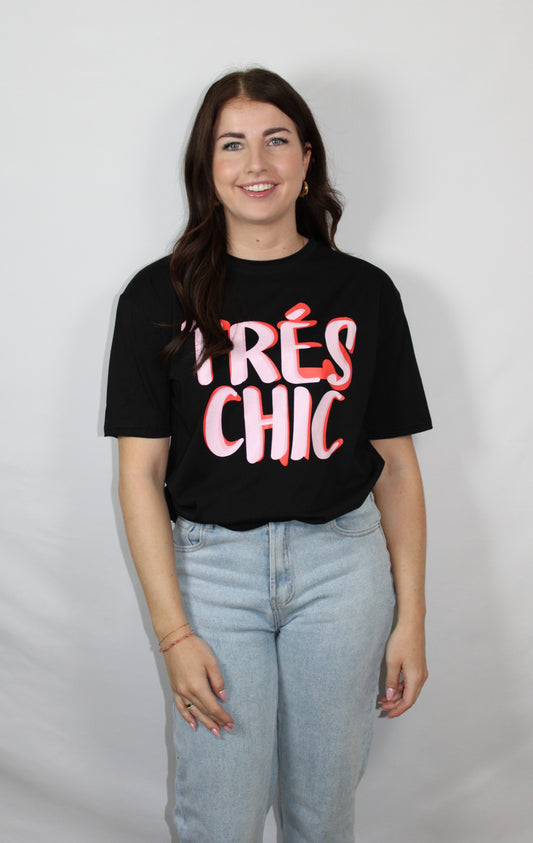 Zwart dames T-shirt met korte mouwen, lichte oversized fit en de tekstopdruk 'Trés Chic' – Myjewellen kleding.