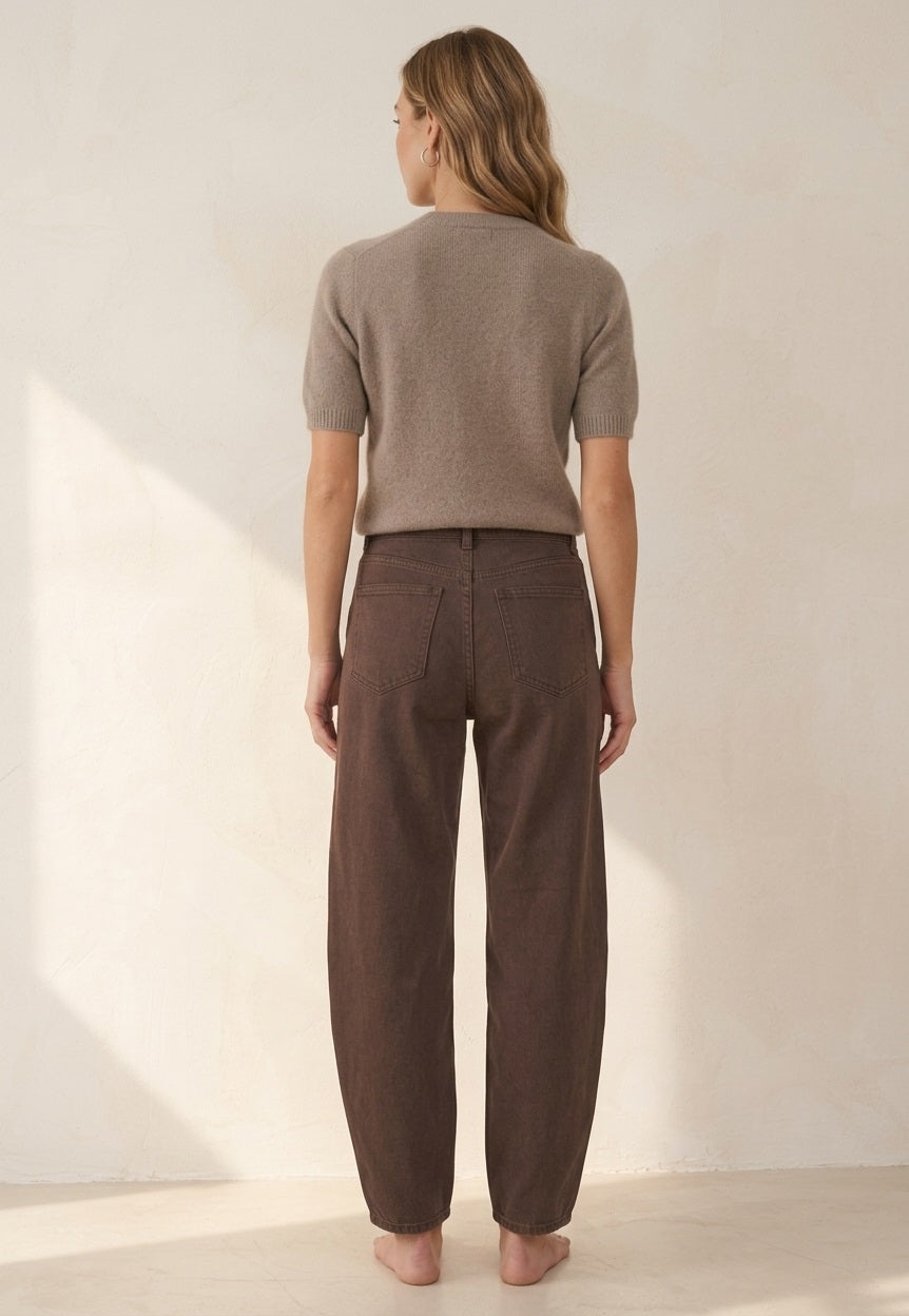 Achterkant van de bruine high-waisted balloon jeans voor dames met perfect geplaatste achterzakken en een flatterende pasvorm
