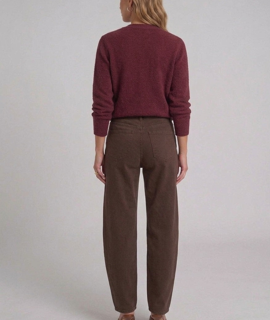 Gedetailleerde foto van de achterzijde van de bruine balloon jeans van Myjewellen, met een flatterend shaping en push-up effect.