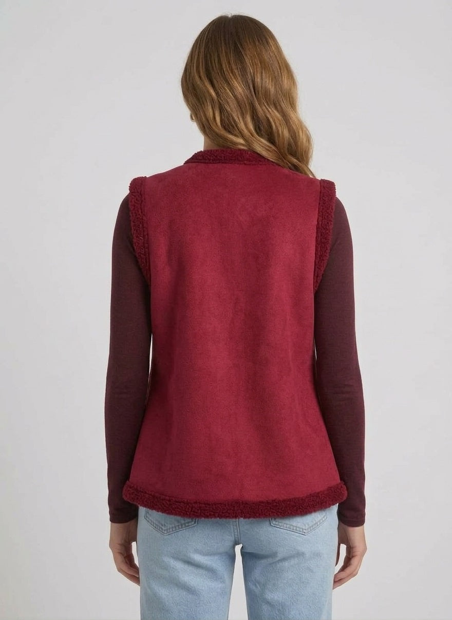 Achterkant van de suèdelook en zachte teddyrand van de bordeaux bodywarmer
