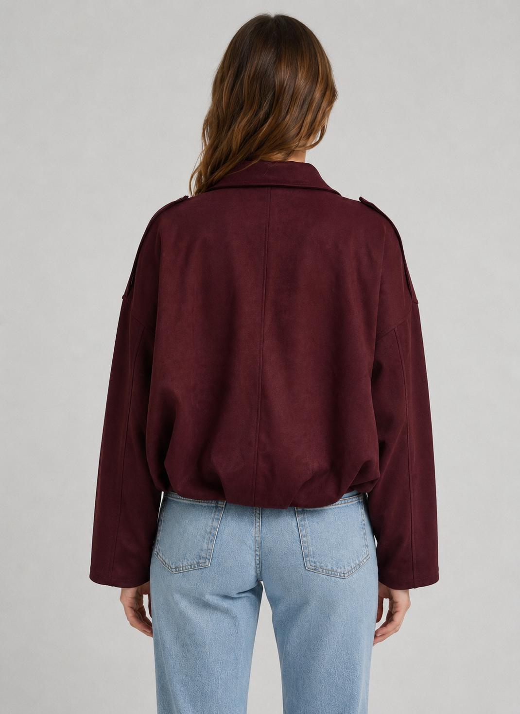 Achterkant Bordeaux Suede look Bomber Lova van Myjewellen: een trendy korte dames jas van imitatie suède met een blinde ritssluiting en een klassieke kraag.