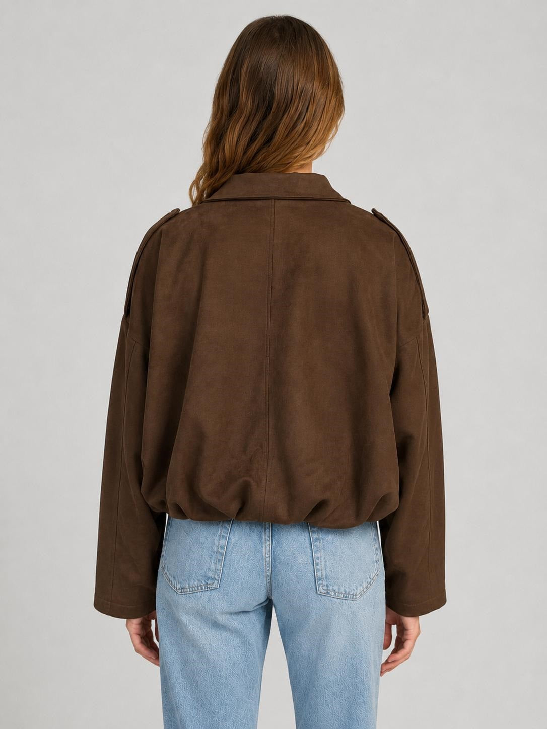Achterkant Bruin Suède look Bomber Lova van Myjewellen: een trendy korte dames jas van imitatie suède met een blinde ritssluiting en een klassieke kraag.