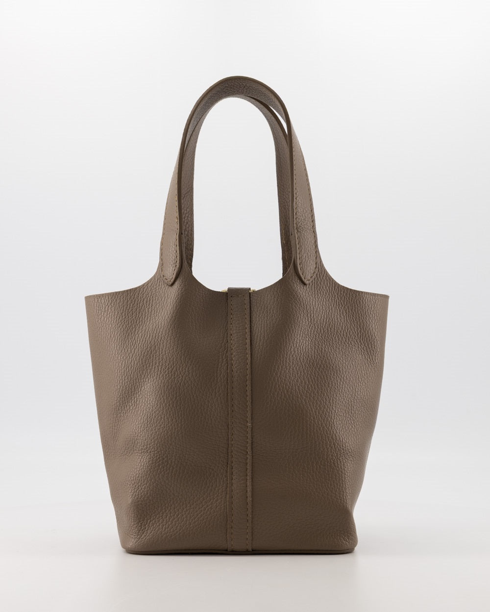 Achterkant van trendy taupe leren dames bucket bag Amy van echt leer van Myjewellen